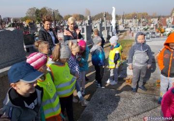 Wycieczka przedszkolaków na cmentarz