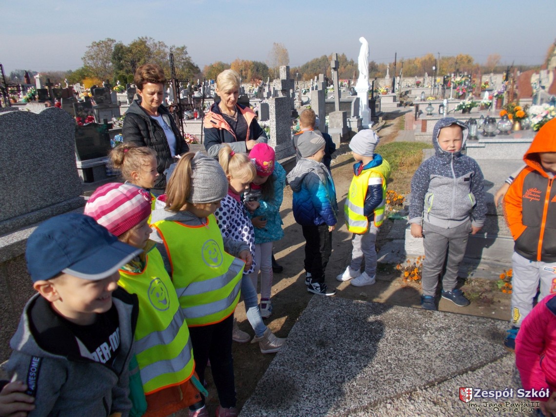 Wycieczka przedszkolaków na cmentarz
