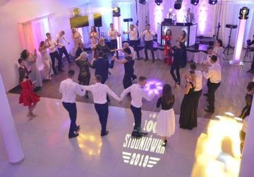 Tak się bawili maturzyści z Osieka i Klimontowa.