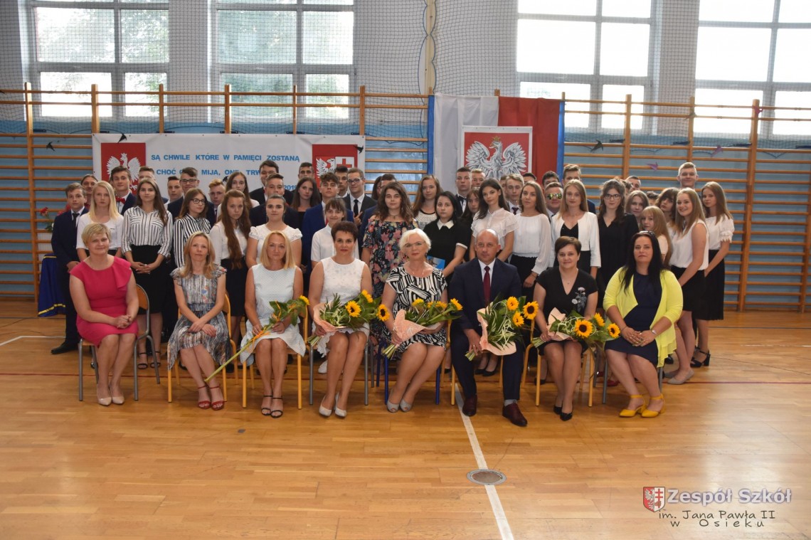 Uroczyste zakończenie roku szkolnego 2018/19 przez gimnazjalistów.