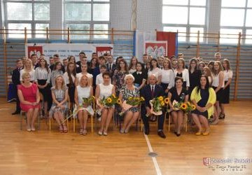 Uroczyste zakończenie roku szkolnego 2018/19 przez gimnazjalistów.