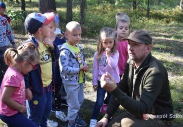 Wycieczka  5–latków do lasu i spotkanie z leśnikiem