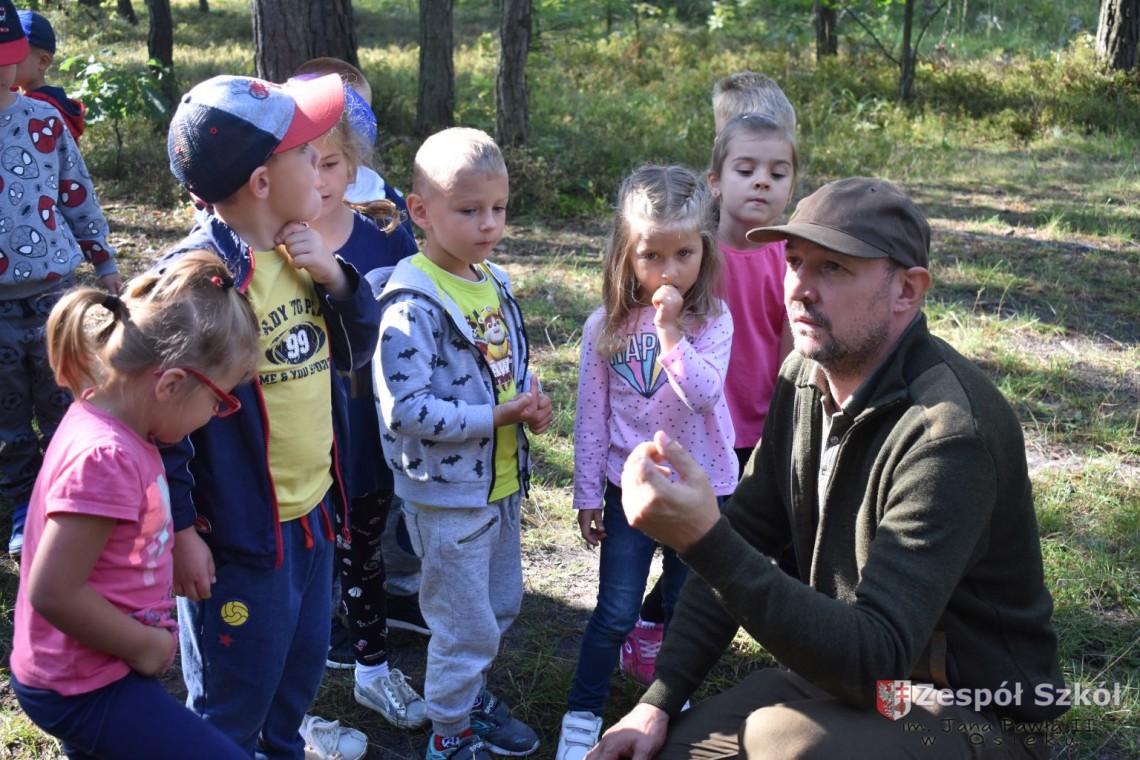 Wycieczka  5–latków do lasu i spotkanie z leśnikiem
