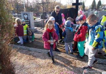 Wycieczka przedszkolaków na Cmentarz w Osieku