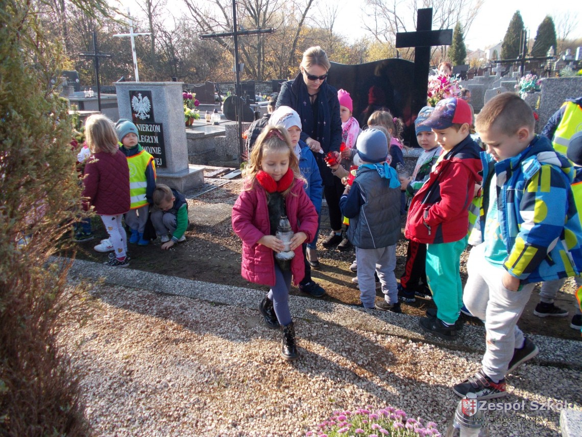 Wycieczka przedszkolaków na Cmentarz w Osieku