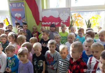 Śpiewanie hymnu w przedszkolu