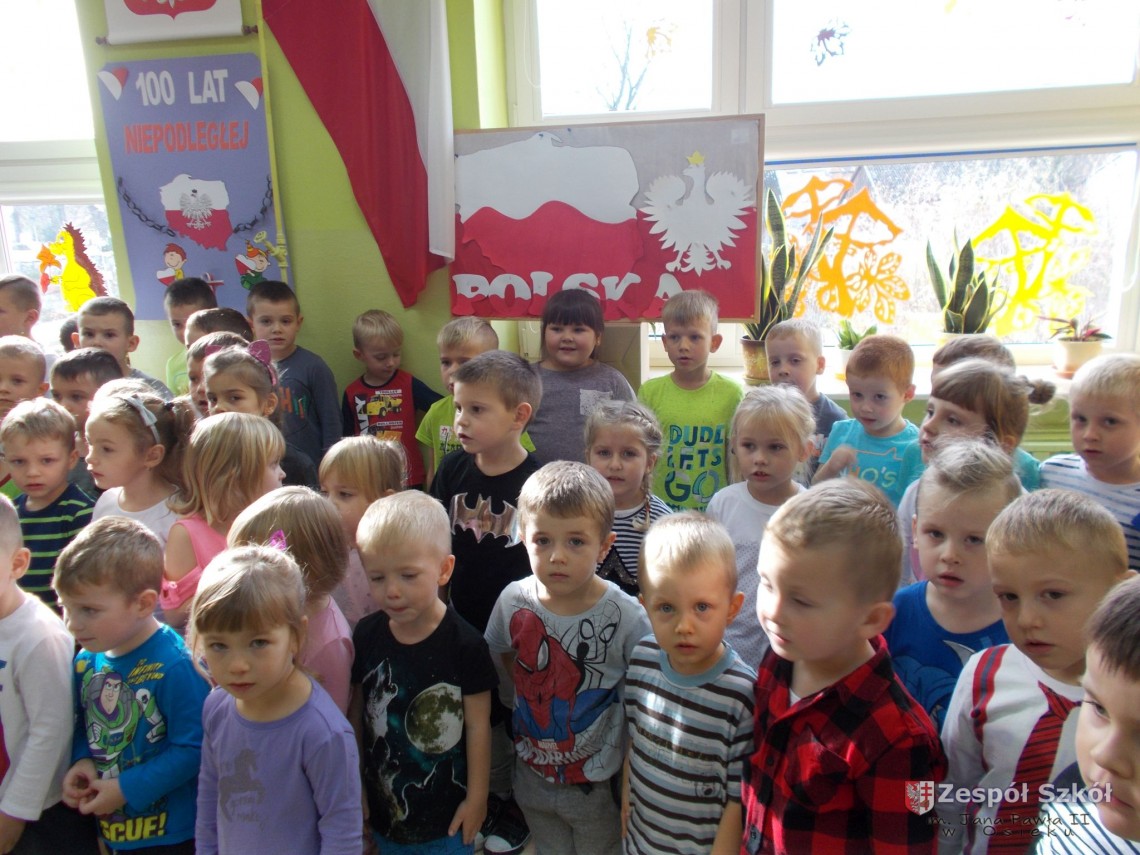 Śpiewanie hymnu w przedszkolu