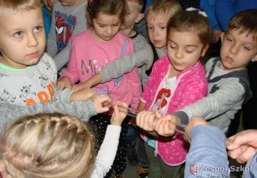 Przedszkolaki w fabryce bombek