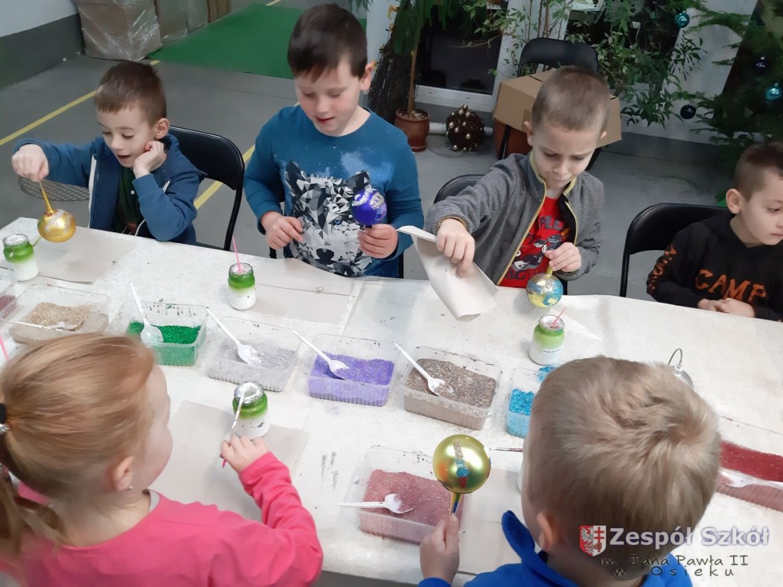 Przedszkolaki w fabryce bombek