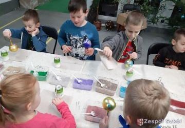 Przedszkolaki w fabryce bombek