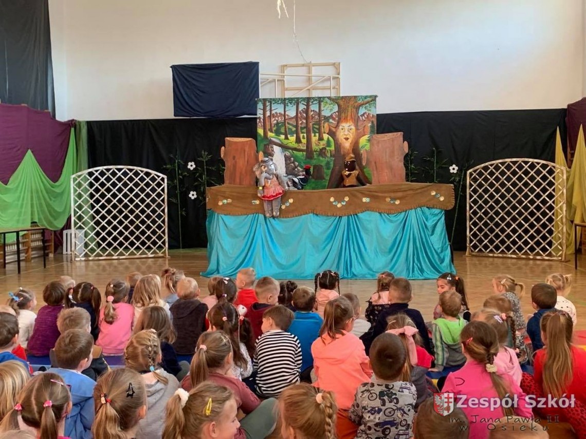 Przedszkolaki na spektaklu KRUSZYNKA