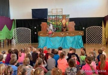 Przedszkolaki na spektaklu KRUSZYNKA