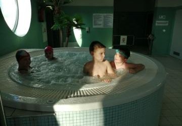 Pierwszaki uczą się pływać