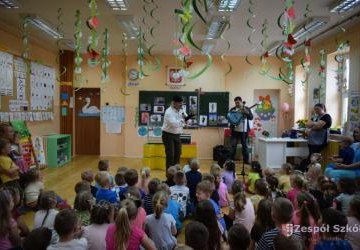 HOKUS-POKUS Z PAPUGĄ Z MUZYKĄ NA ŻYWO