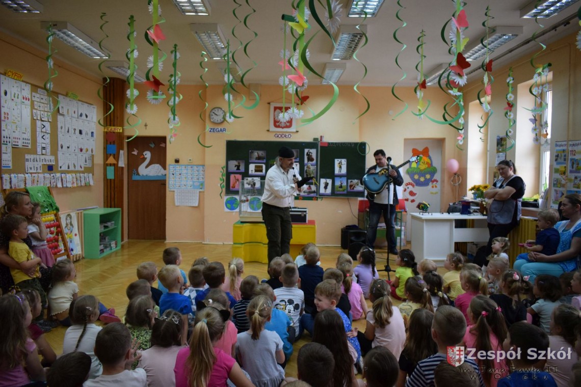 HOKUS-POKUS Z PAPUGĄ Z MUZYKĄ NA ŻYWO