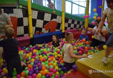 Czterolatki w Yupi Parku