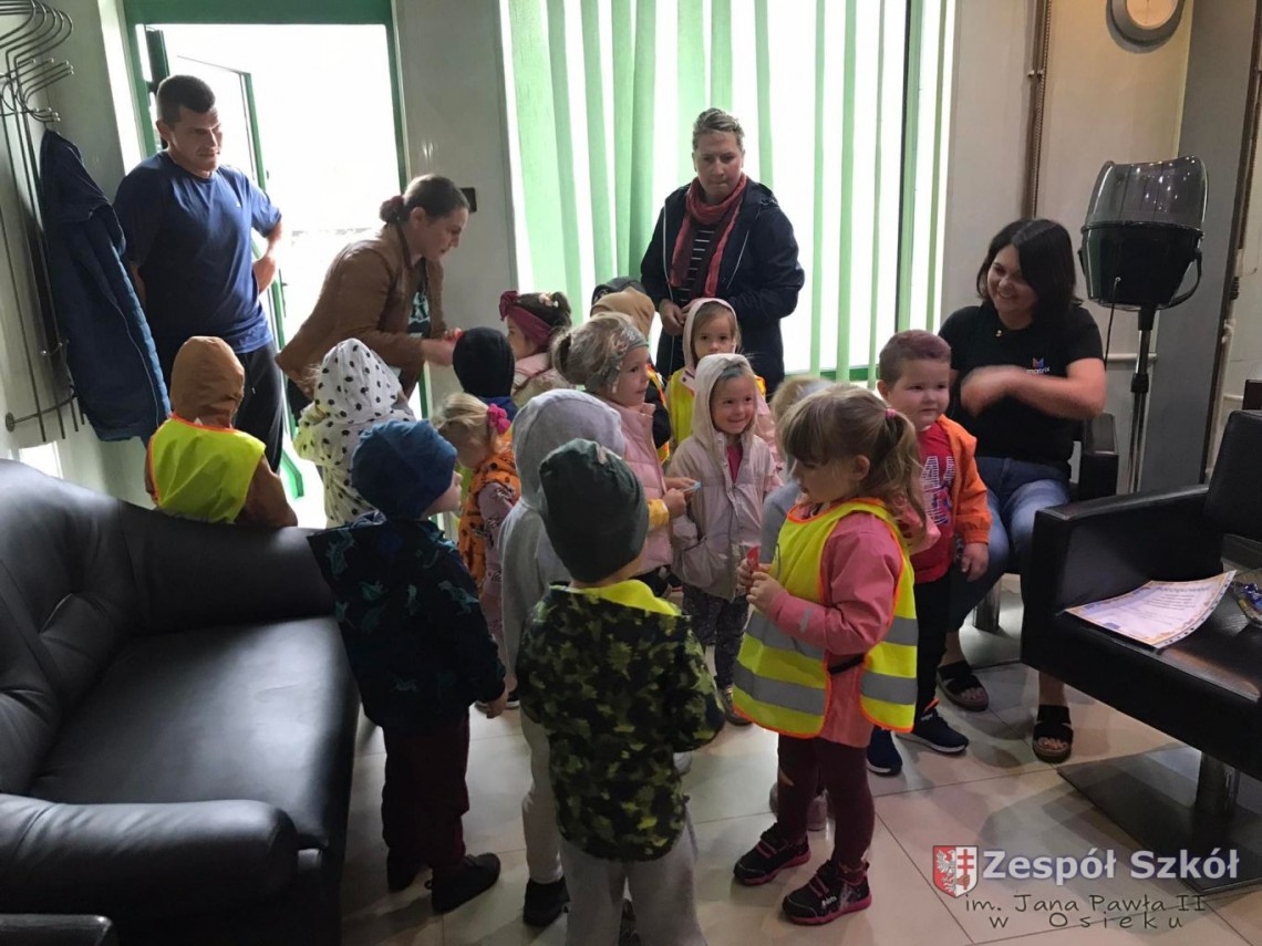 Wycieczka 4 i 5 latków do salonu fryzjerskiego
