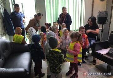Wycieczka 4 i 5 latków do salonu fryzjerskiego