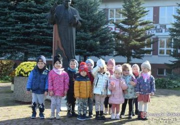 Grupa 3- latki przed Pomnikiem Jana Pawła II