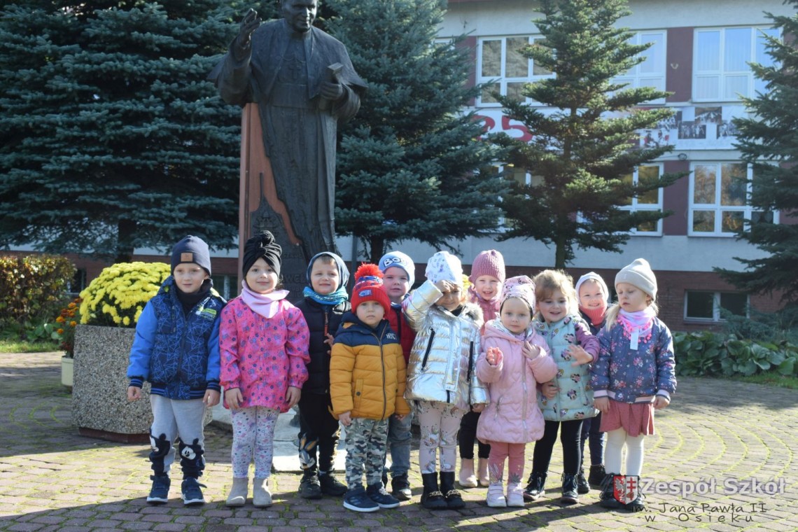 Grupa 3- latki przed Pomnikiem Jana Pawła II