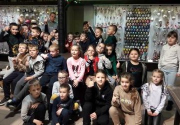 Wycieczka do Muzeum Bombki Choinkowej w Nowej Dębie klasy 2