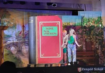 Przedszkolaki na spektaklu ,,Baśnie Pana Andersena”