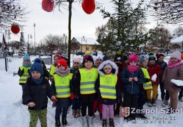 Święta tuż tuż - przedszkolaki ubierają choinkę