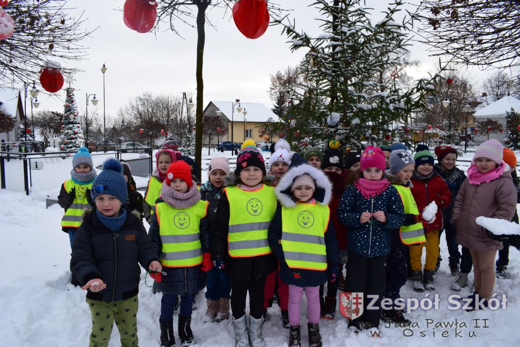 Święta tuż tuż - przedszkolaki ubierają choinkę