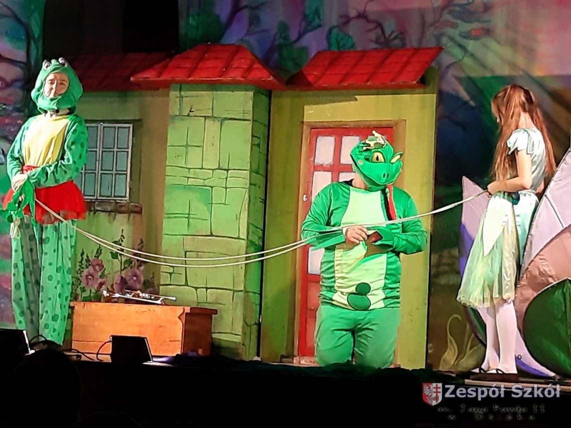 Przedszkolaki na spektaklu CALINECZKA