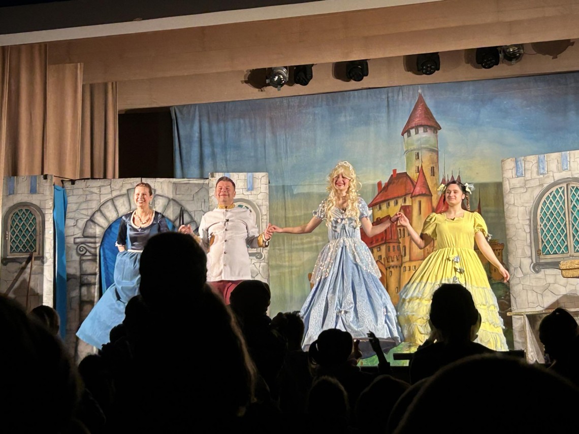 ,,Kopciuszek”-  przedszkolaki w teatrze.