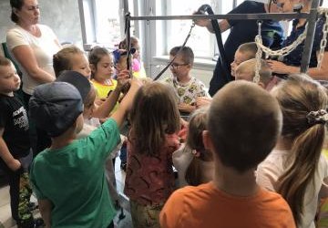 Grupa pięciolatków w gabinecie weterynaryjnym