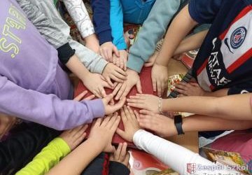 Pierwszoklasiści w bibliotece