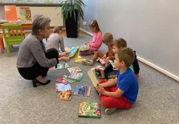 Z Kicią Kocią w bibliotece…