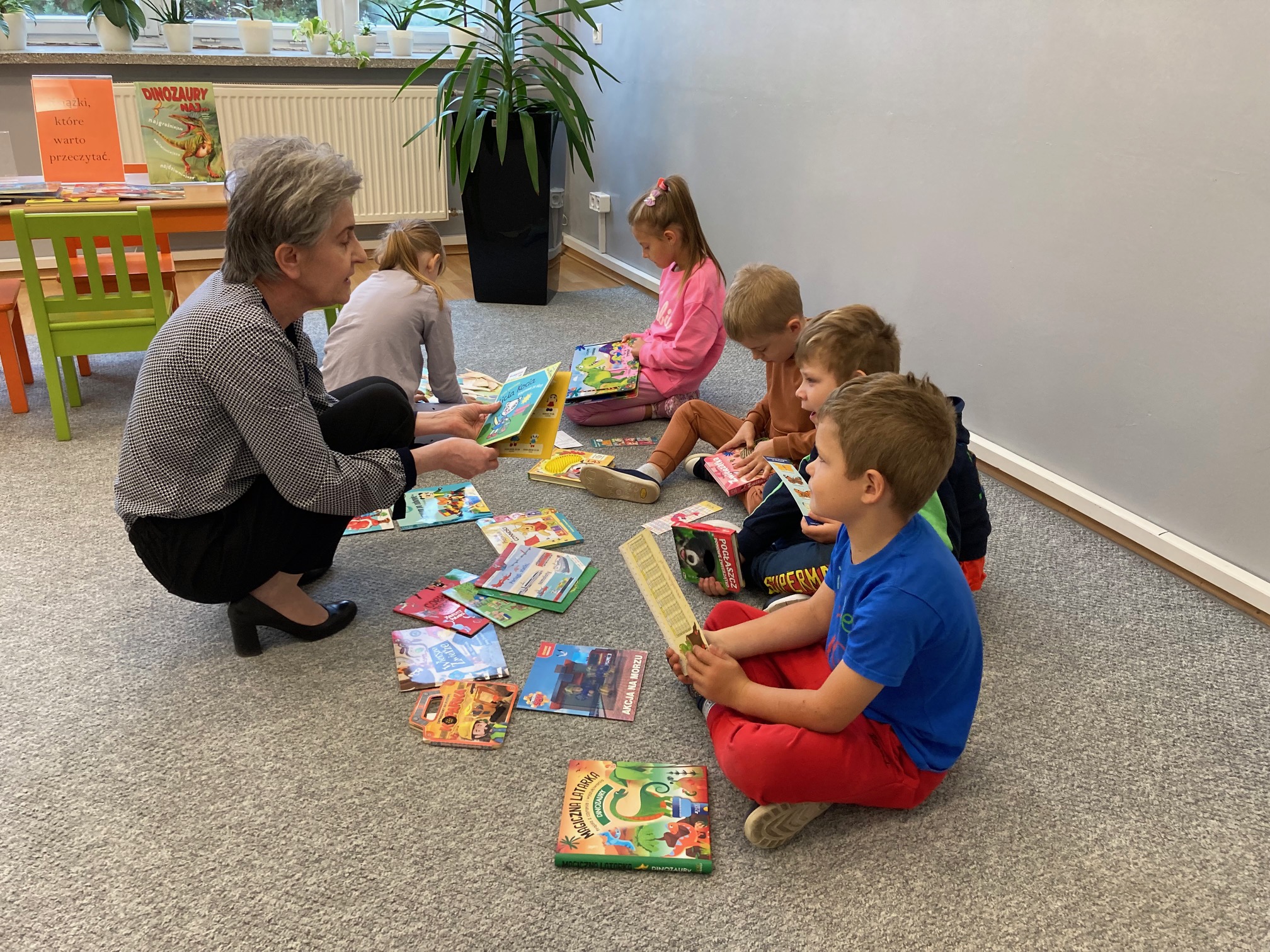 Z Kicią Kocią w bibliotece…