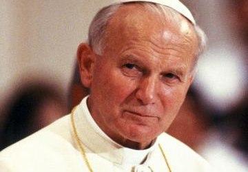 Przedszkolaki zapaliły znicze pod pomnikiem patrona szkoły