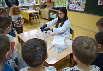 Zajęcia w przedszkolu z laborantką.