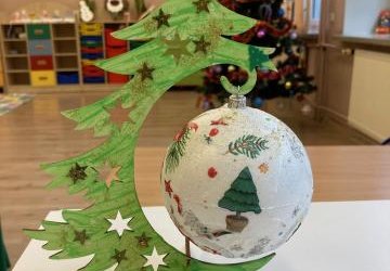 Warsztaty plastyczne „Choinka z bombką” w klasach 1-3