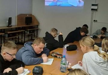 „Czytać od deski do deski”