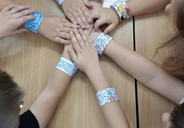 Budowania pozytywnych relacji poprzez wspólną zabawę i współpracę