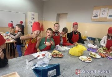Smacznie, zdrowo i kolorowo – klasy drugie w pracowni kulinarnej