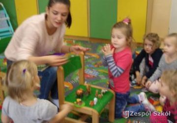 Czytamy przedszkolakom.