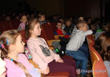 Przedszkolaki na musicalu pt. „O małej syrence w niejednej piosence”