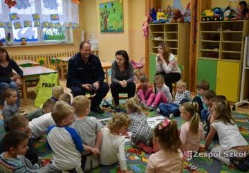 Policjant w grupie 4-latków