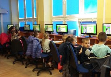 Przedszkolaki w pracowni komputerowej.