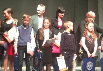 SUKCES - Julia Dziwosz druga w konkursie recytatorskim poezji w języku angielskim