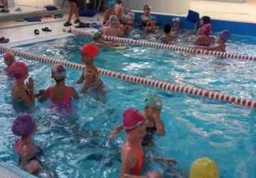 Udział dzieci z klas IA, IB, II PSP w programie „UMIEM PŁYWAĆ” 2017