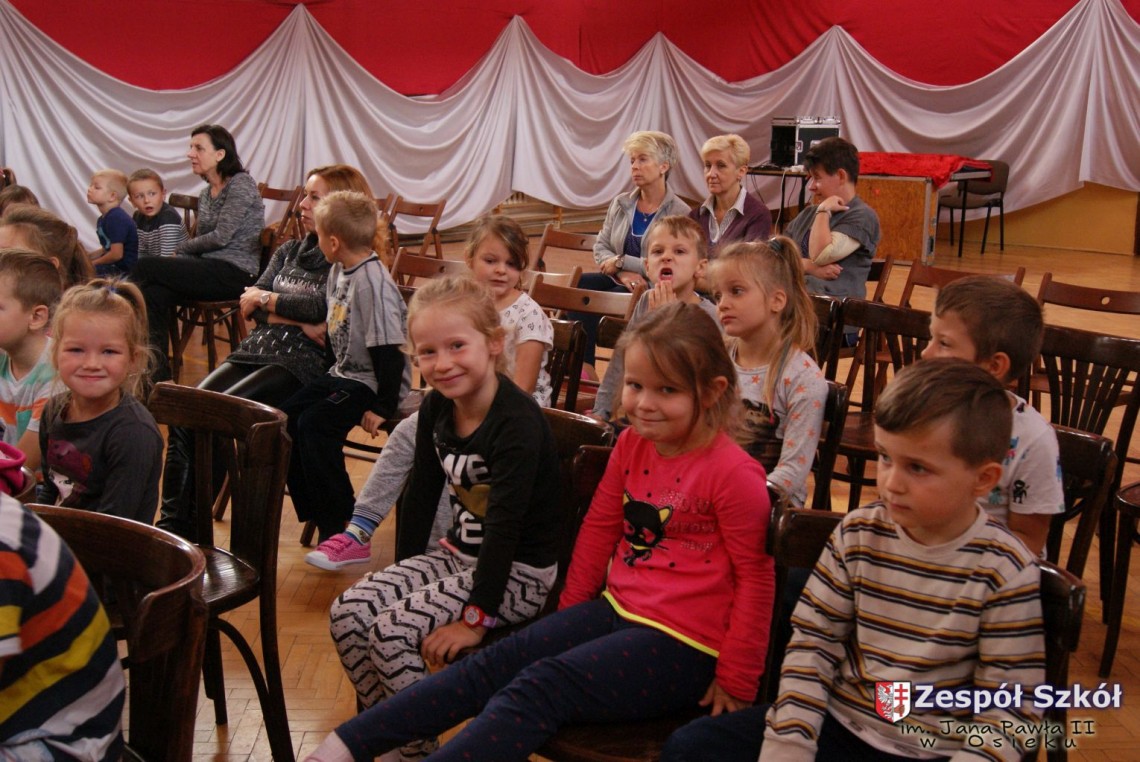Przedszkolaki na przedstawieniu w MGOK w Osieku