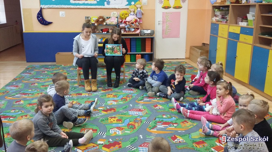 Czytanie bajki przedszkolakom w j. angielskim.