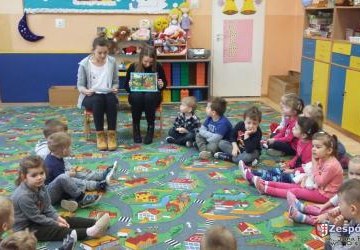 Czytanie bajki przedszkolakom w j. angielskim.