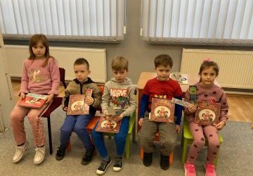 „Franklin czyta kolegom” – pierwszoklasiści w bibliotece szkolnej